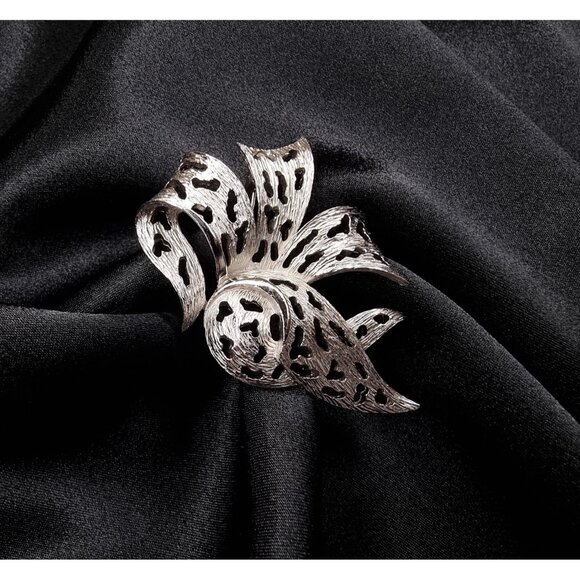 Vintage TRIFARI 1960s Signed Silver-Tone Textured & Cut-Out Flower Leaf Brooch P - Picture 1 of 6